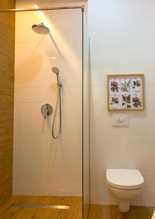 Centrally Located Apartment Overlooking Vermanes Park リガ エクステリア 写真