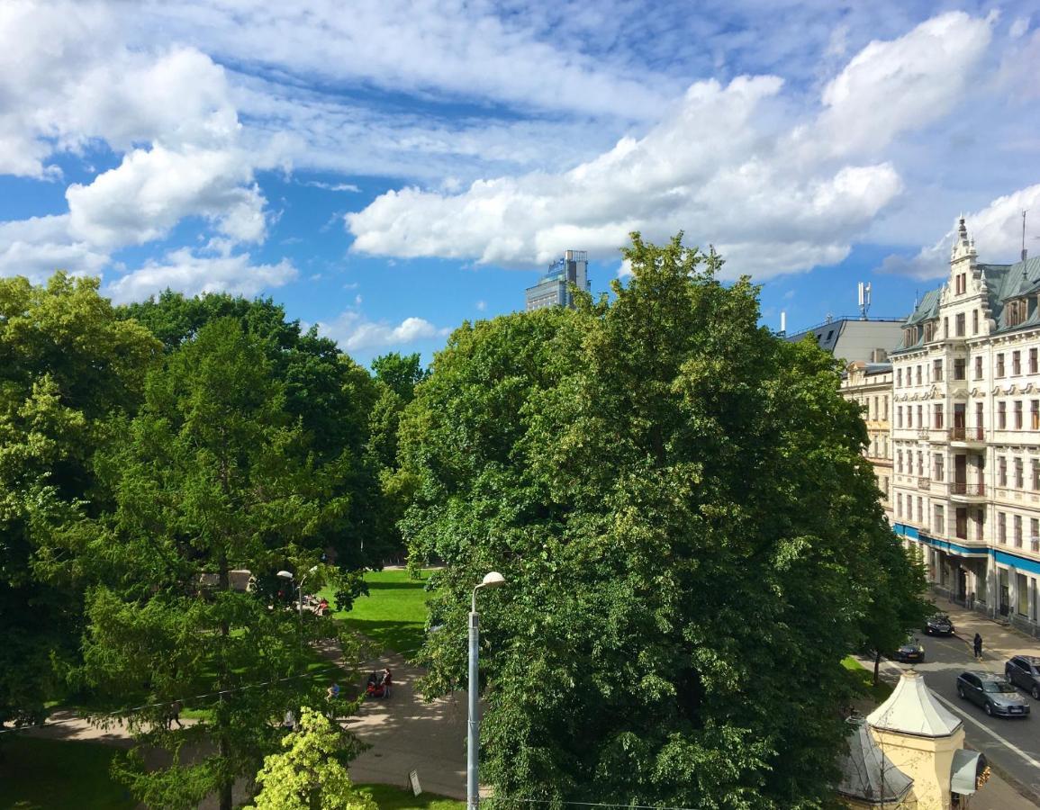 Centrally Located Apartment Overlooking Vermanes Park リガ エクステリア 写真